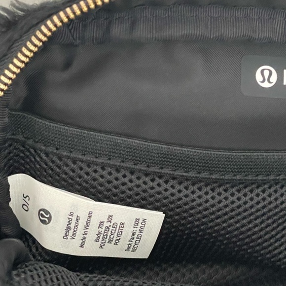 Lululemon Everywhere Fleece Belt Bag Gold Tone Hardware Extended Strap Black NWT - Picture 10 of 15